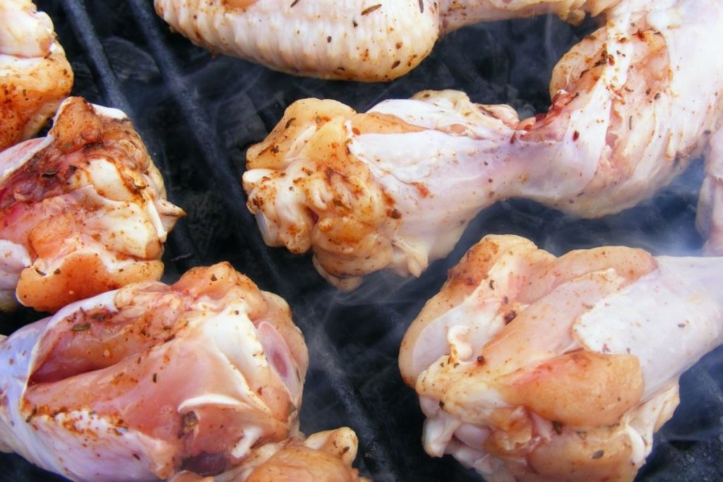 Así puedes marinar las alitas de pollo para que queden jugosas