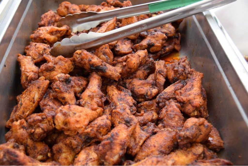 Marinar las alitas de pollo ayudan a mejorar el sabor y textura después de la cocción.