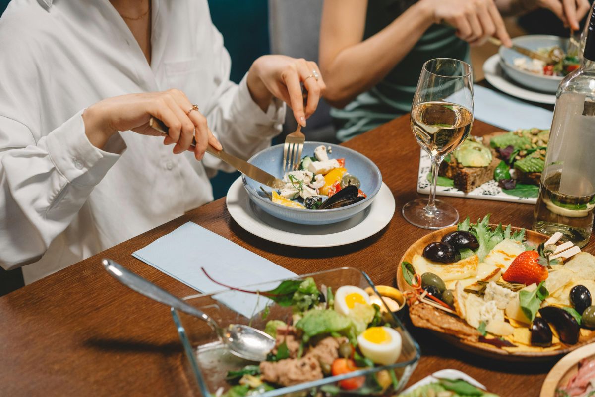 Persona degustando comida. Foto de Pexels.