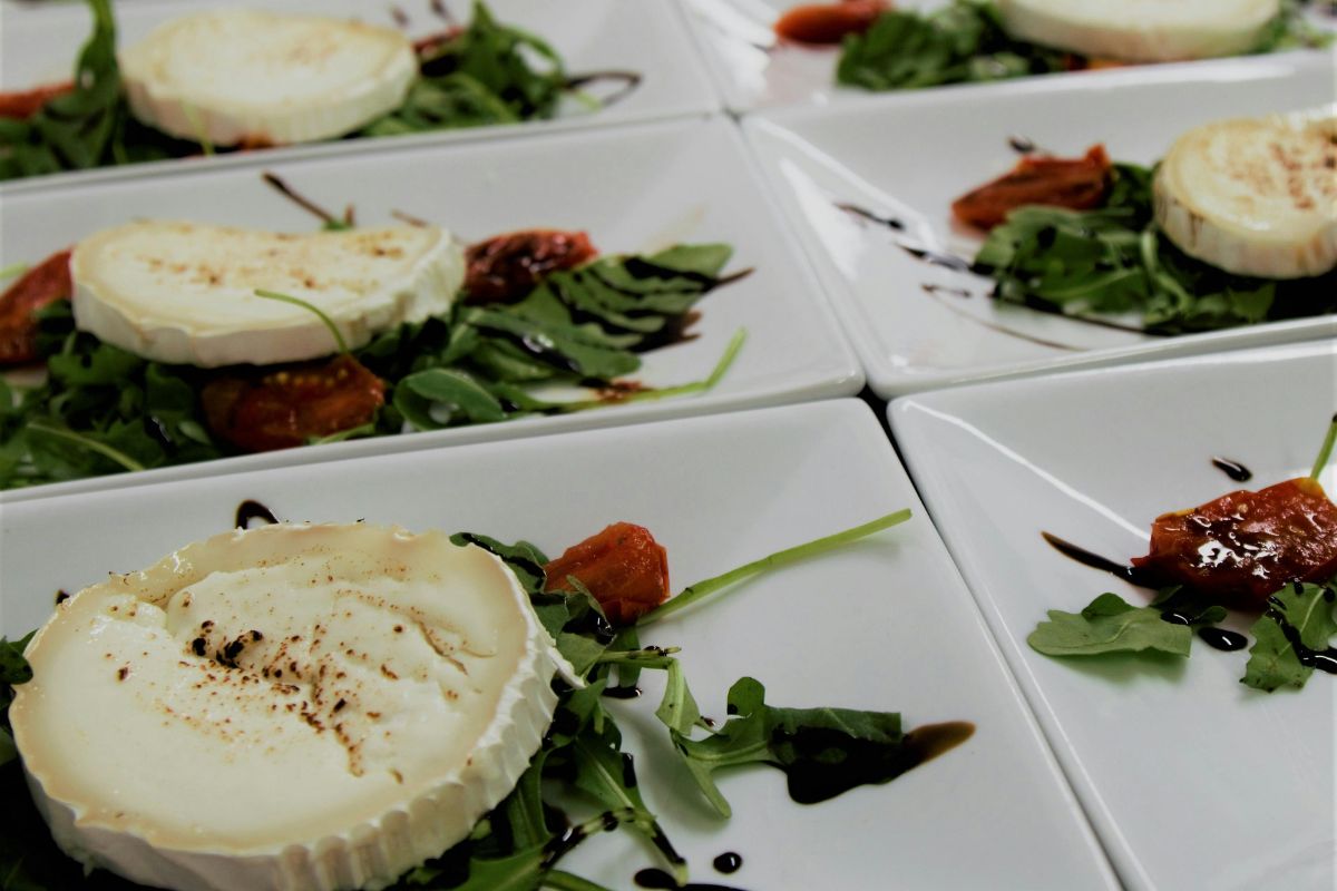 Ensalada acompañada de queso fresco. Foto de Pexels.
