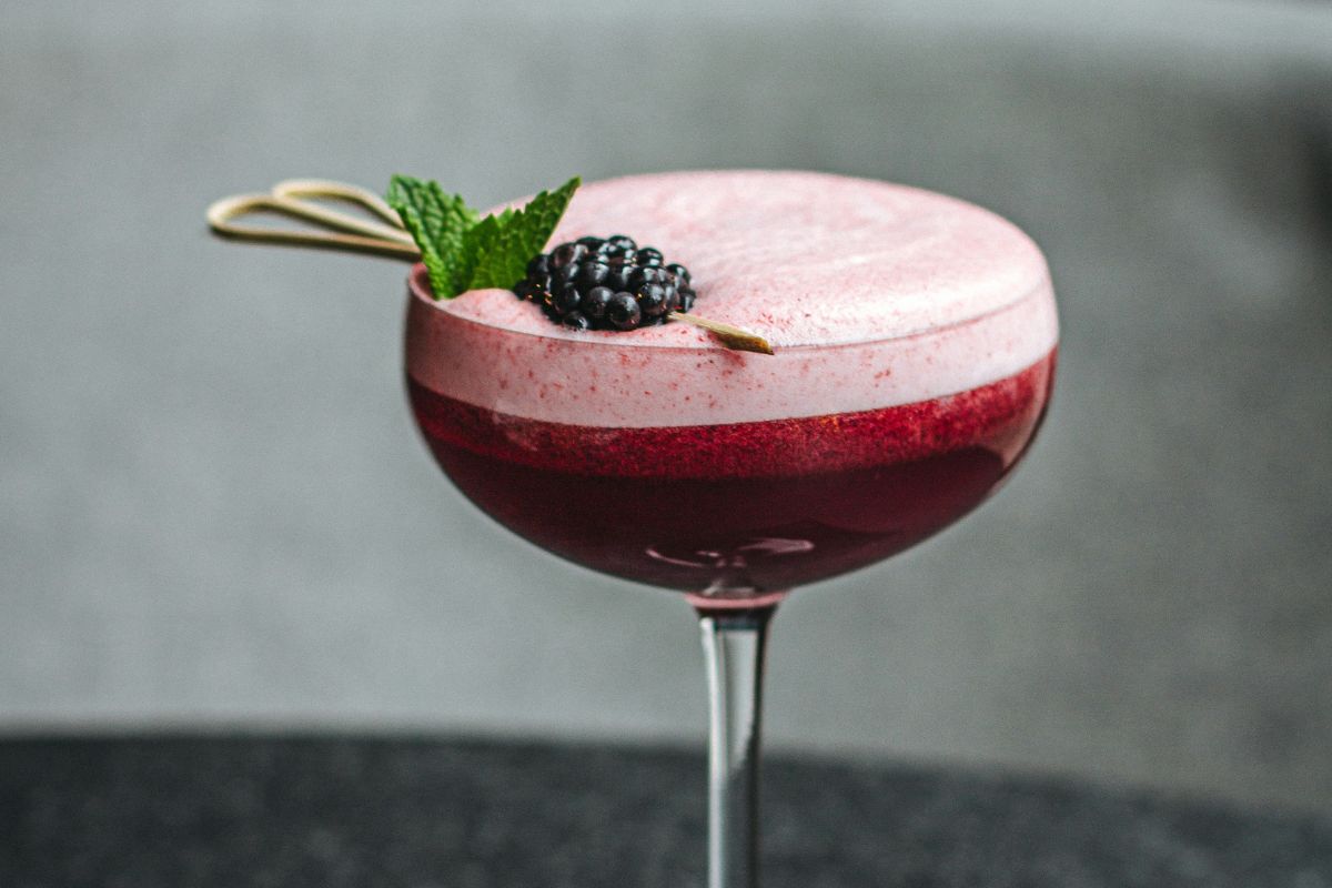 Martini de frutos rojos. Foto de Pexels.