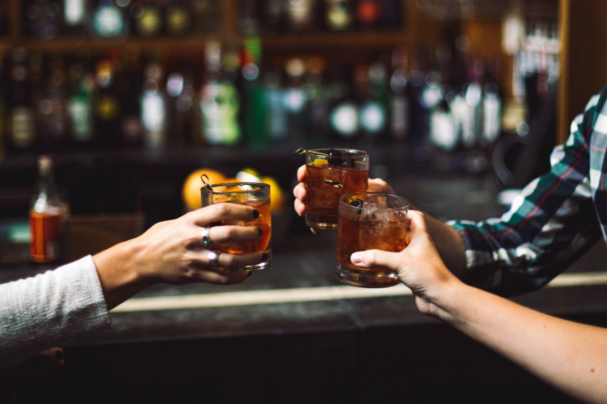 Personas brindando con cocteles. Foto de Pexels.