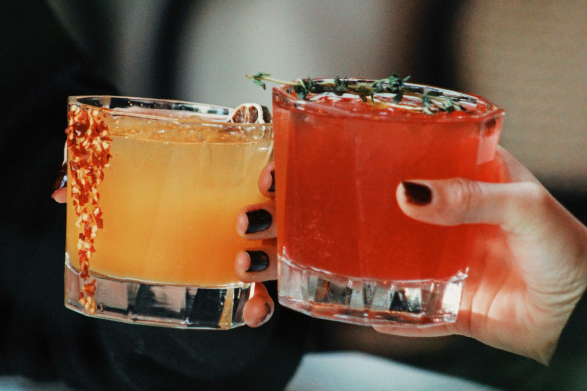 Personas brindando con cocteles. Foto de Pexels.