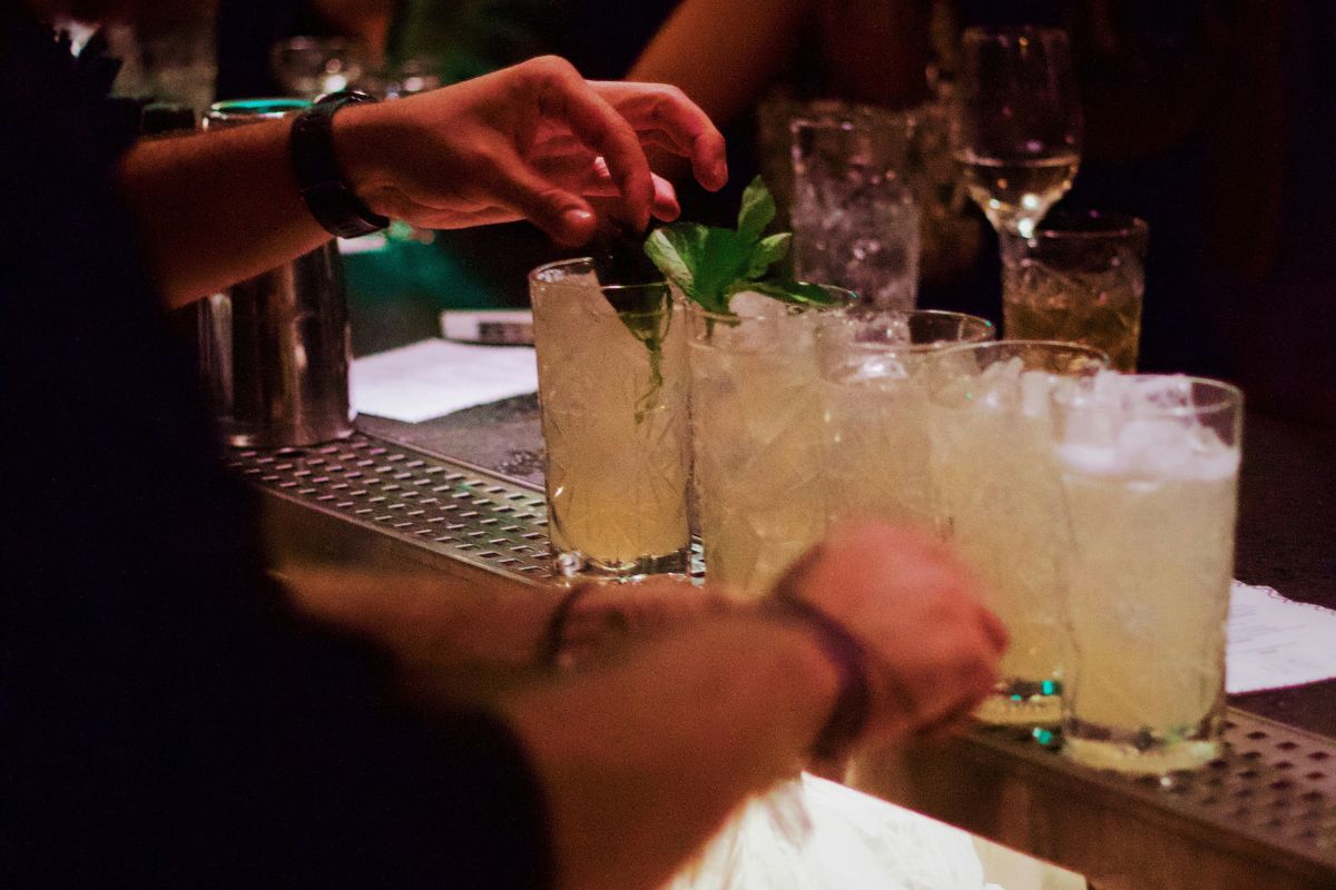 Bartender preparando cocteles. Foto de UnSplash.