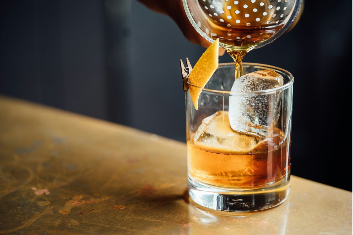 Persona sirviendo trago. Foto de UnSplash.