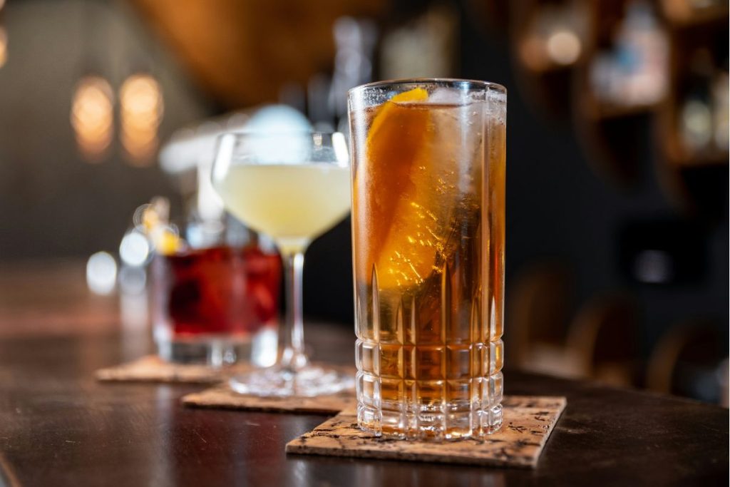 ¿Mezclar diferentes tipos de alcohol tiene mayor efecto en el organismo?