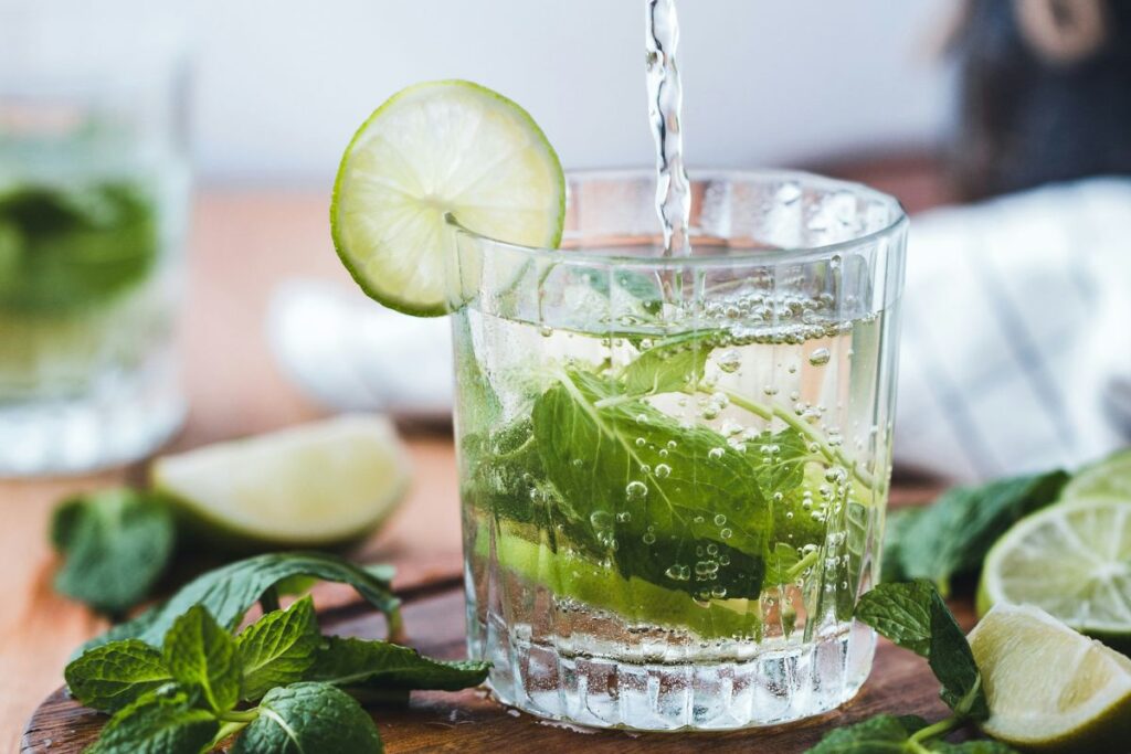 Preparar mojitos en casa es una idea perfecta para disfrutar del verano.