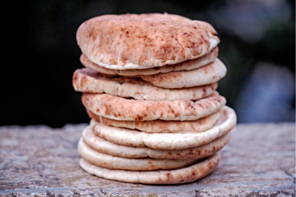 El naan es el pan con el que acompañan la comida en la India.
