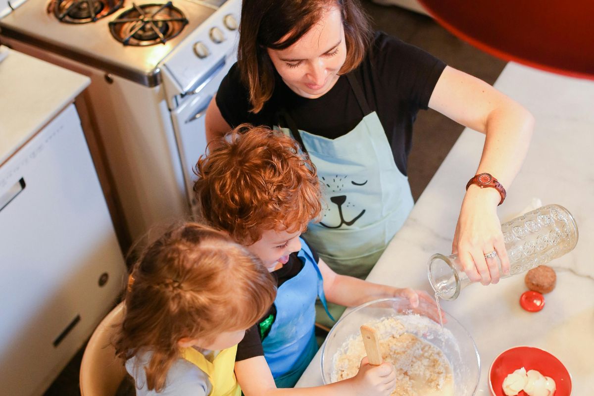 ¿Cómo involucrar a los niños en la cocina en casa de forma segura?