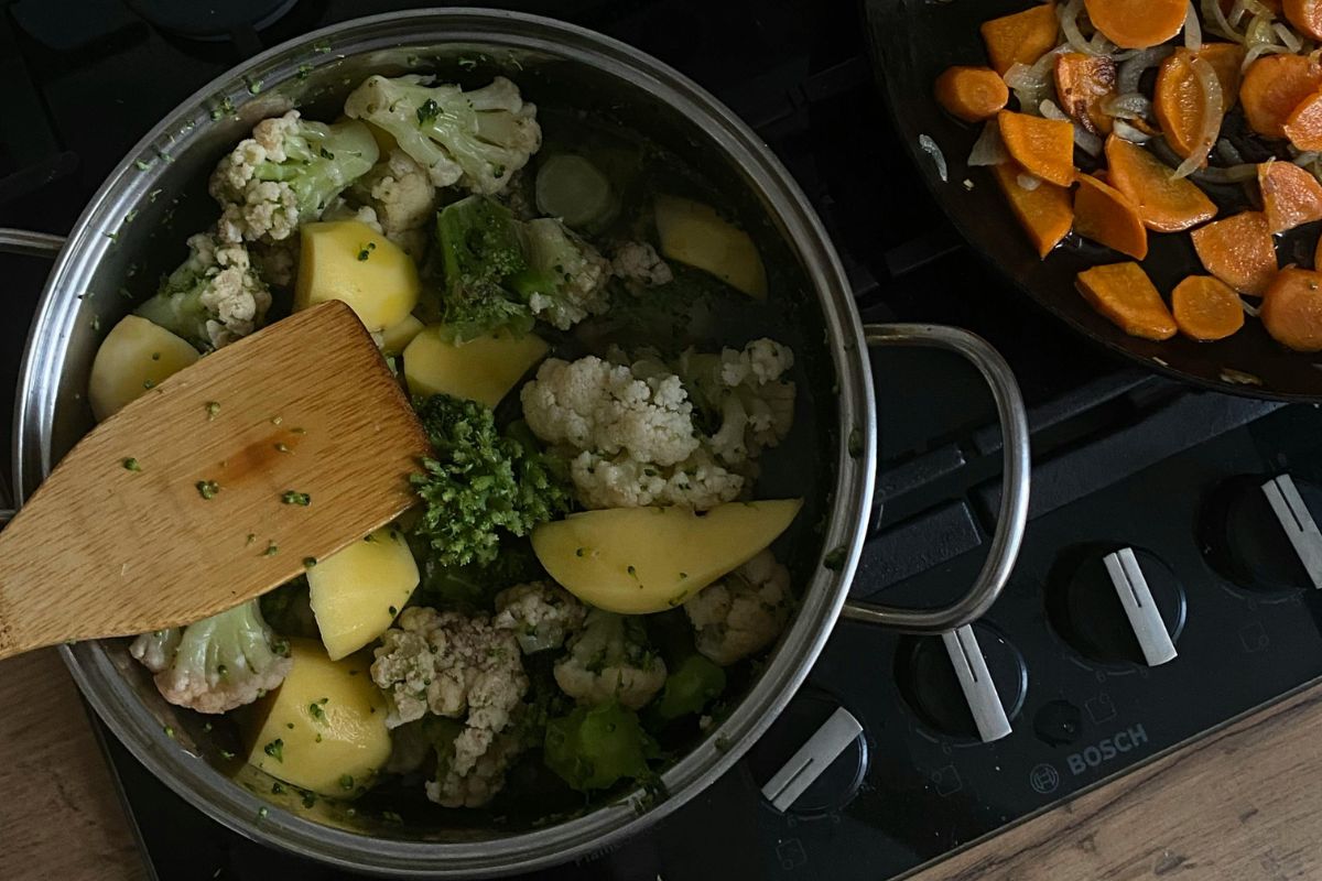 Caldo en proceso de cocción. Foto de Pexels.