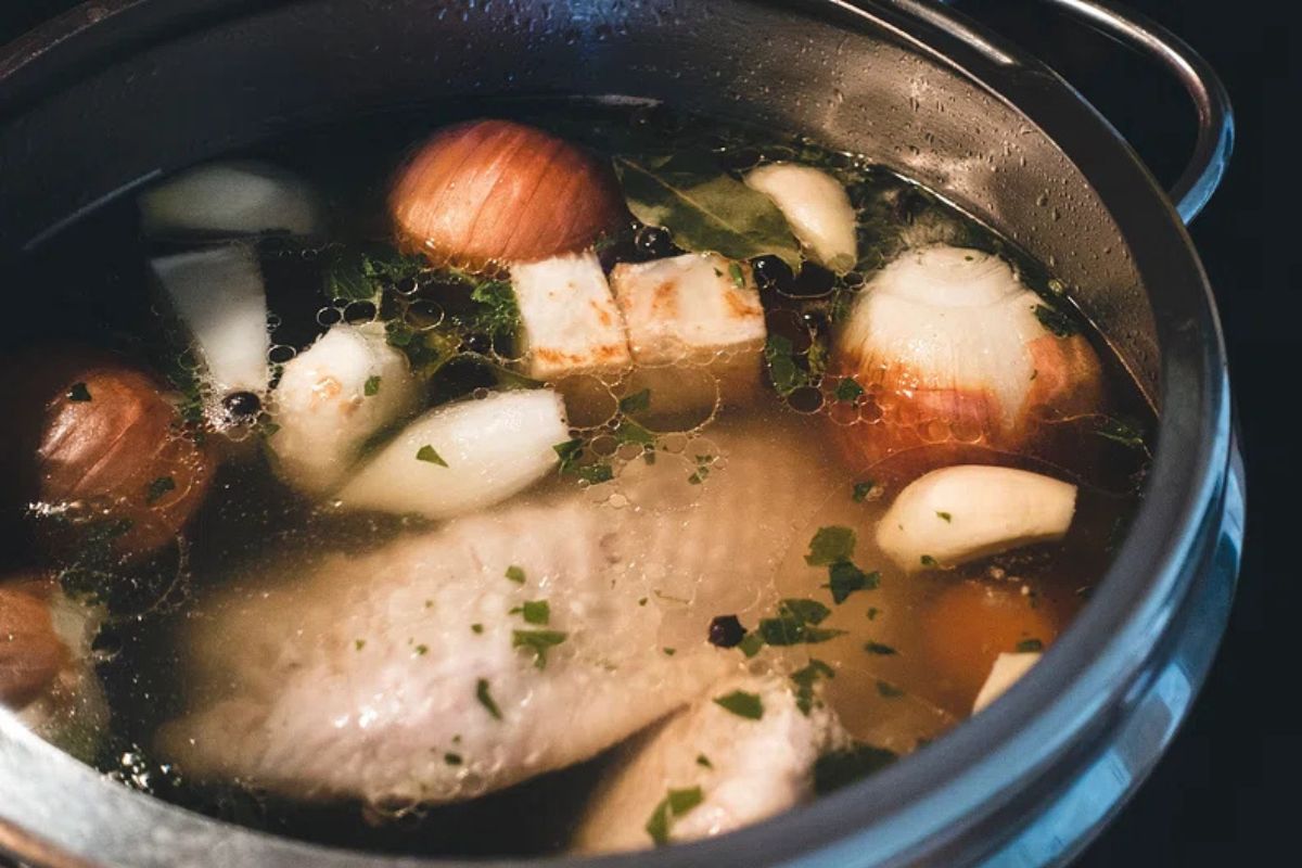 Caldo de pollo en proceso. Foto de Pexels.