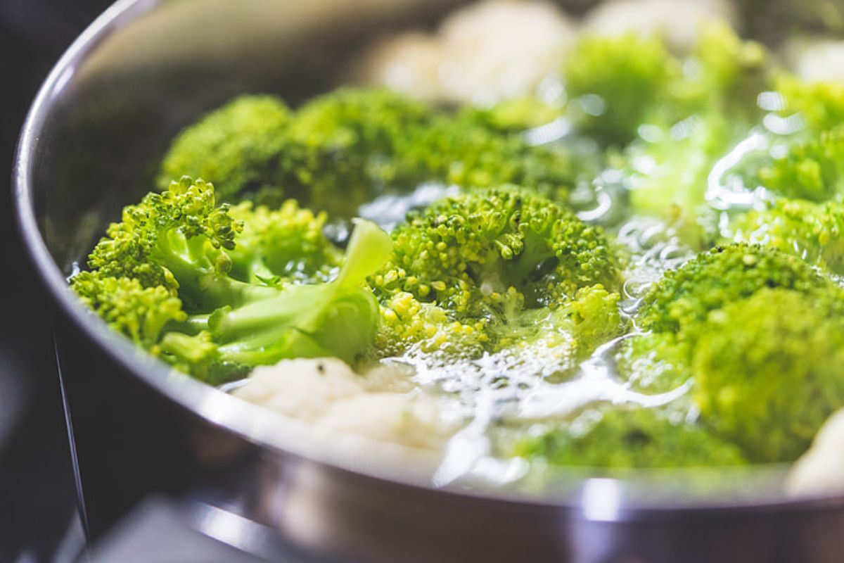 Caldo de verduras en proceso de cocción. Foto de Pexels.