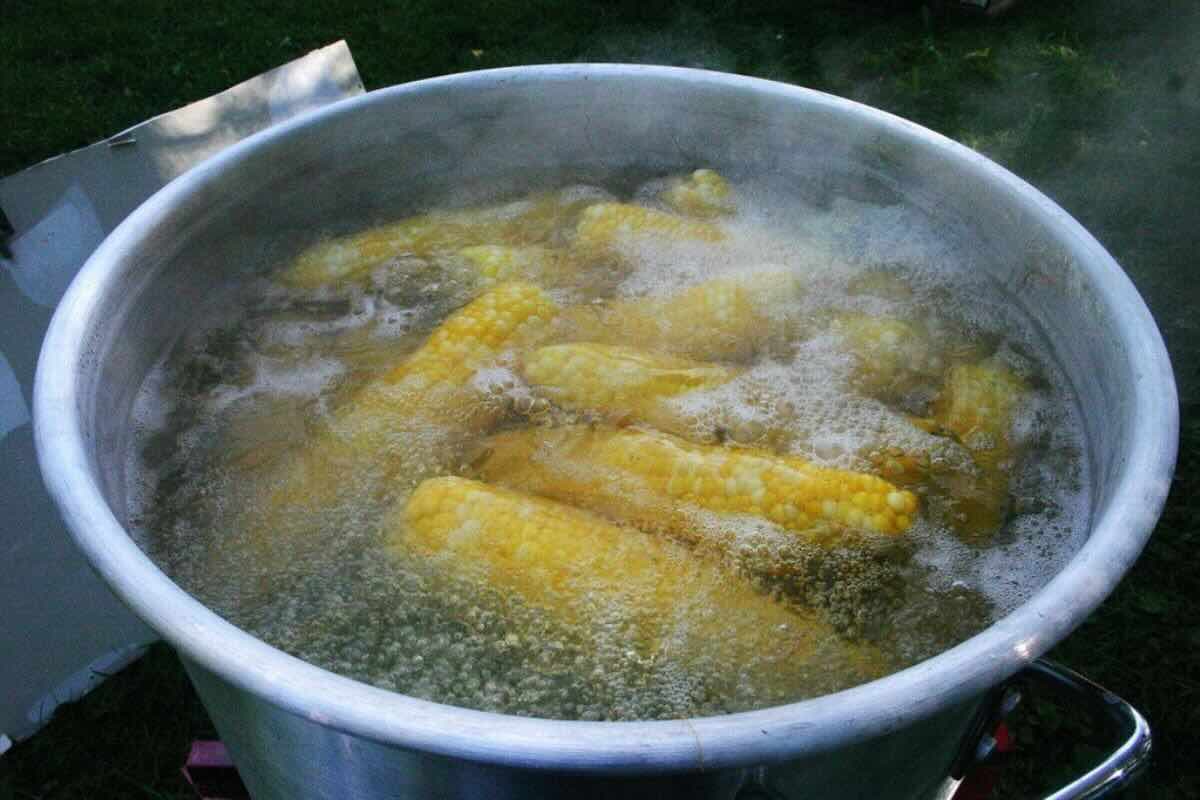 Elotes en proceso de cocción. Foto de PxHere.