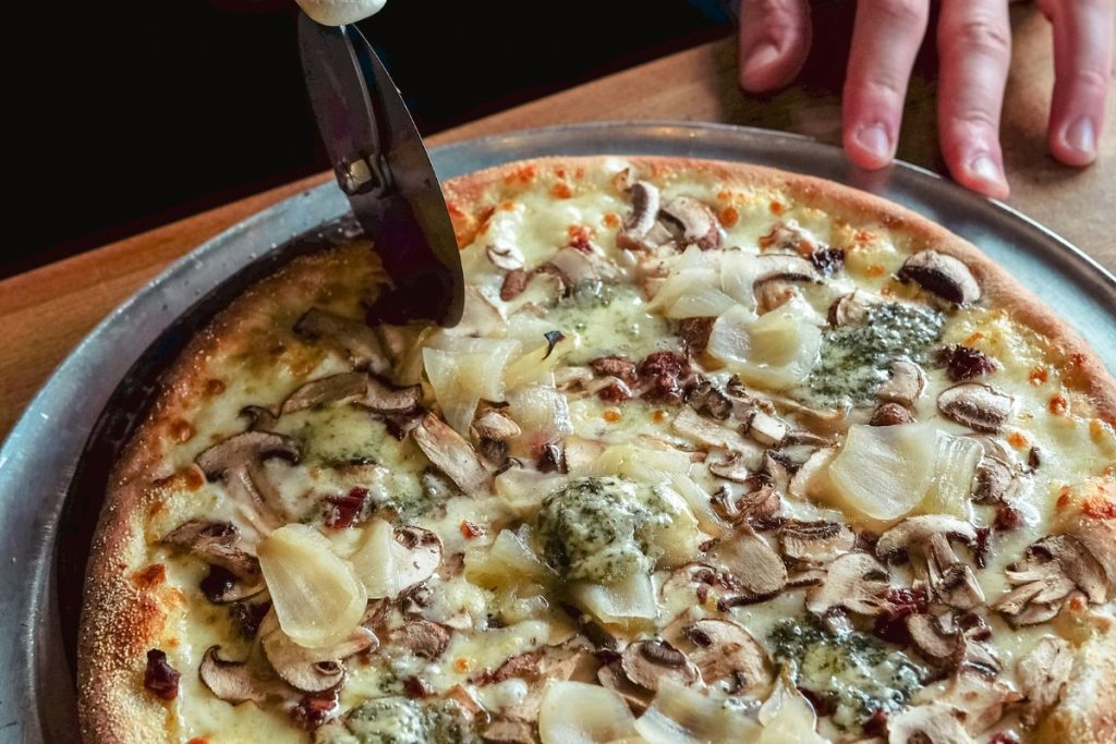 Las pizzas fuera de lo común incluyen ingredientes locales.