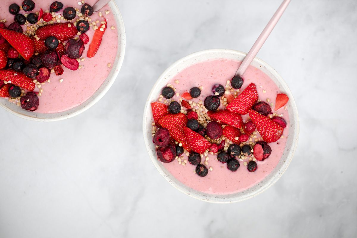 Bowl de yogurt de fresa con frutos rojos. Foto de Pexels.