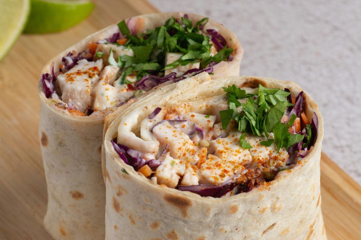 Wrap de pollo con lechuga. Foto de Pexels.