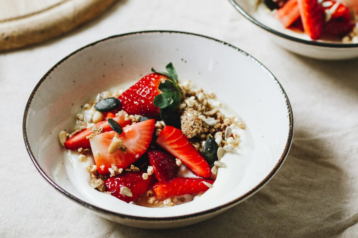 Bowl de yogurt con fruta y granola. Foto de Pexels.