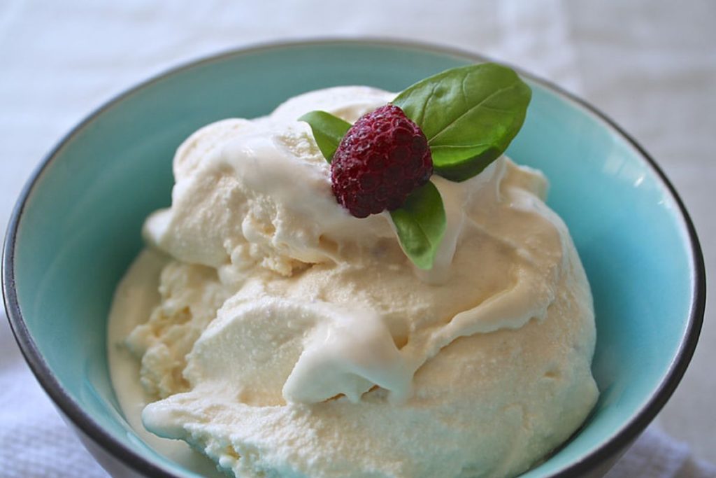 El helado de vainilla es un postre fácil para preparar en casa.