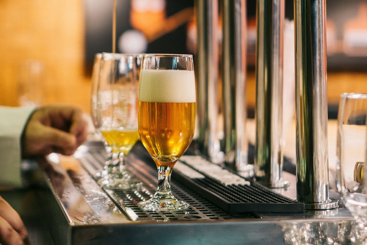 Cerveza clara. Foto de Pexels.