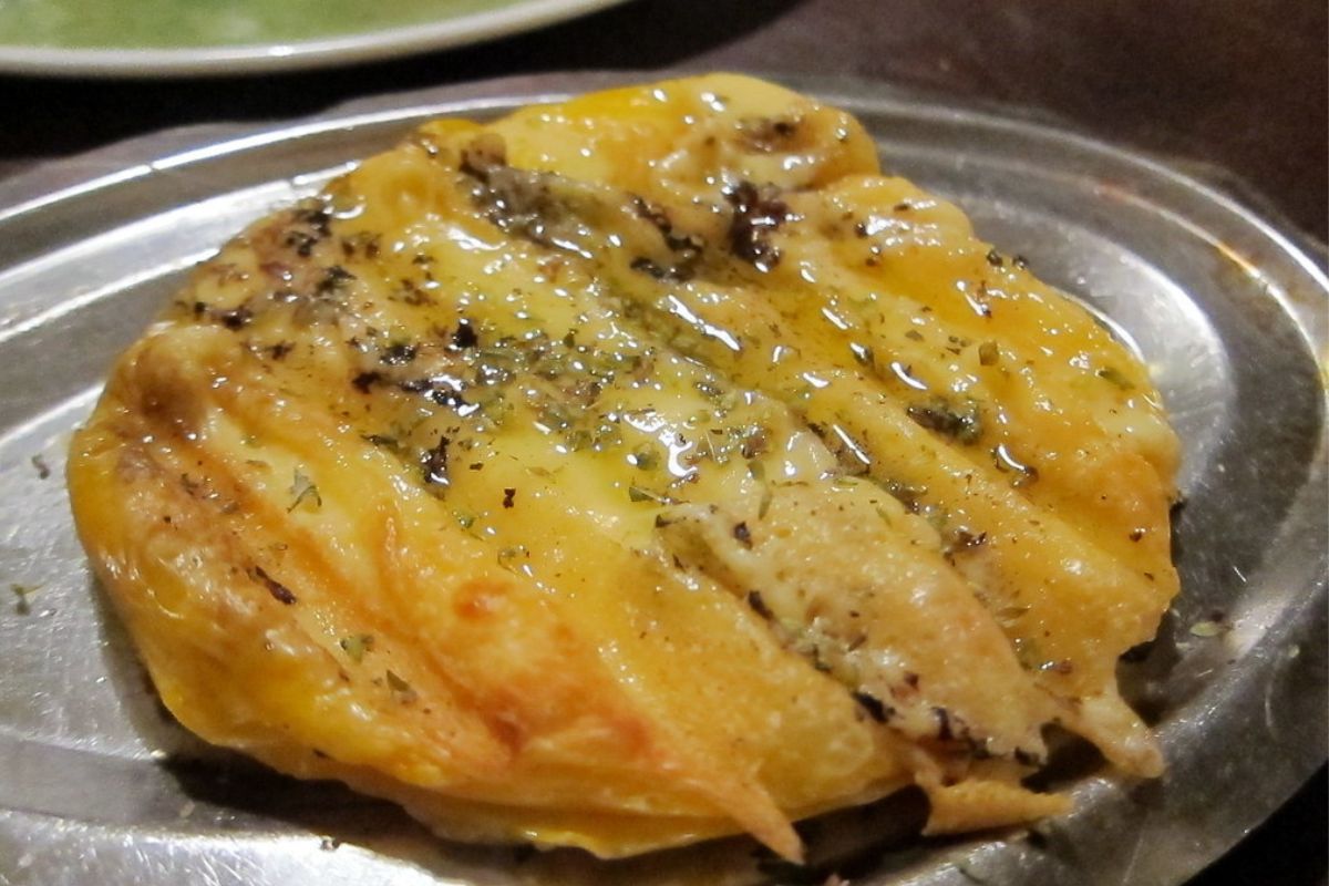 Provoleta, aperitivo argentino. Foto de Flickr.