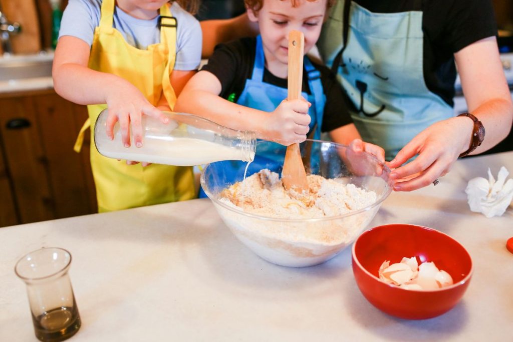 Las recetas fáciles son perfectas para involucrar a los niños en la cocina en casa.
