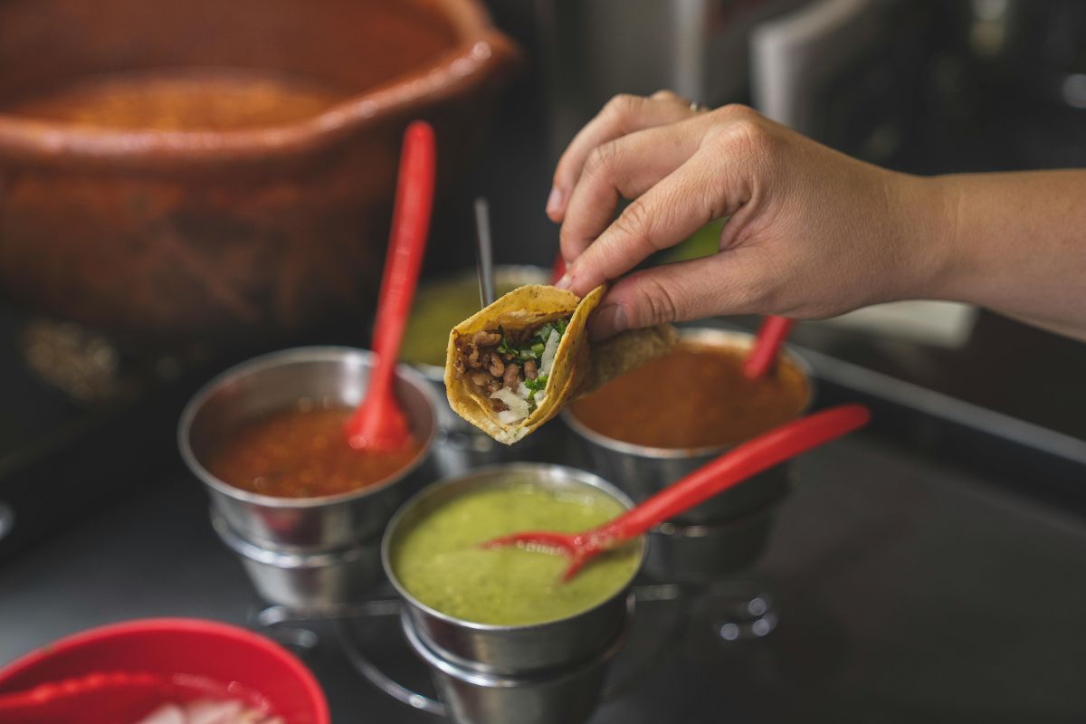 Taco de bistec con salsa. Foto de Pexels.