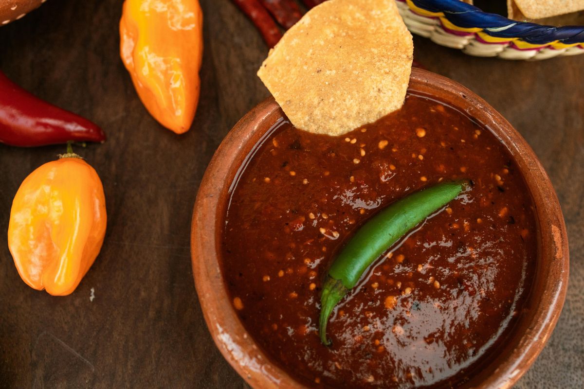 Salsa roja para compartir al centro. Foto de Pexels.