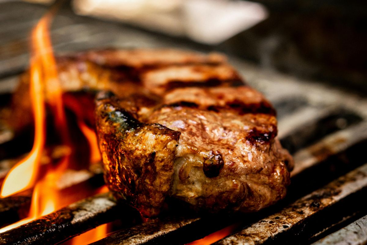 Carne cocinada a las brasas. Foto de Pexels.