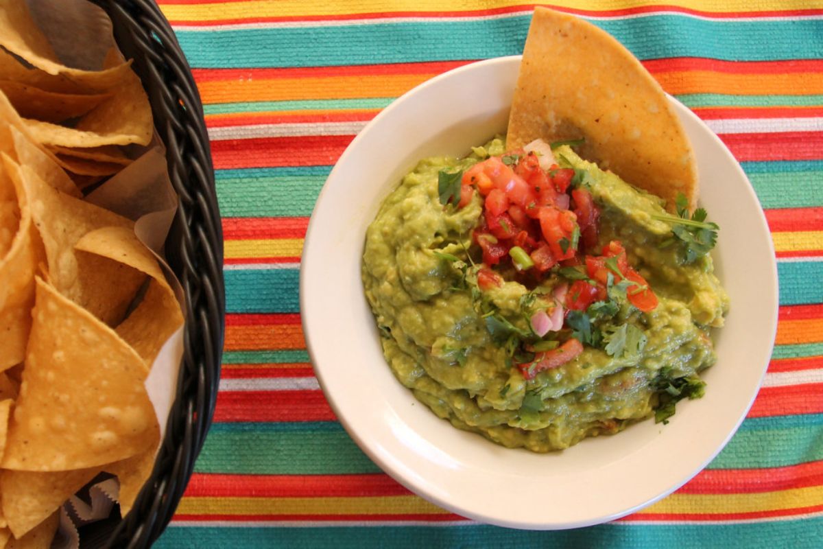 Guacamole para compartir al centro. Foto de Pexels.