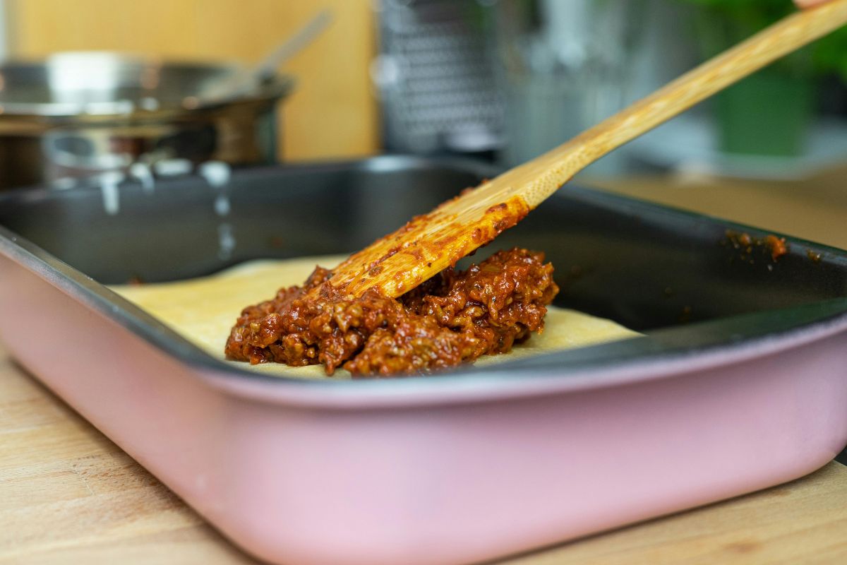 Salsa de tomate con carne molida. Foto de Pexels.
