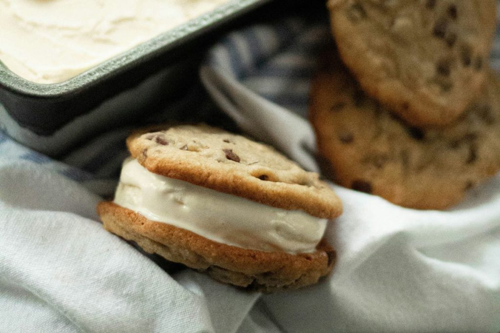 El sándwich de helado es un postre fresco reconocido a nivel mundial.