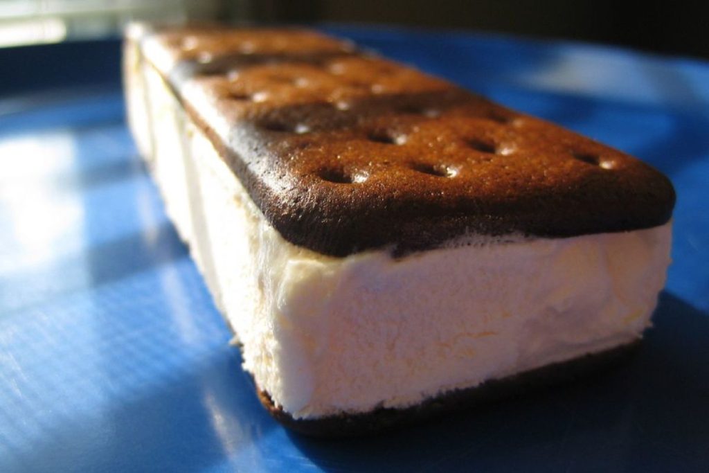 El sándwich de helado es un postre fresco reconocido a nivel mundial.