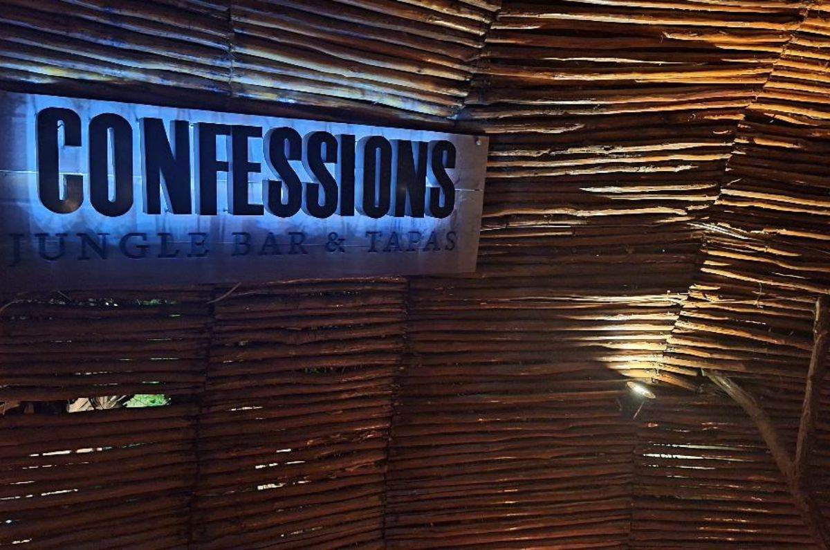 Entrada de Confessions en Bohemian Square, foto de Miriam Carmo