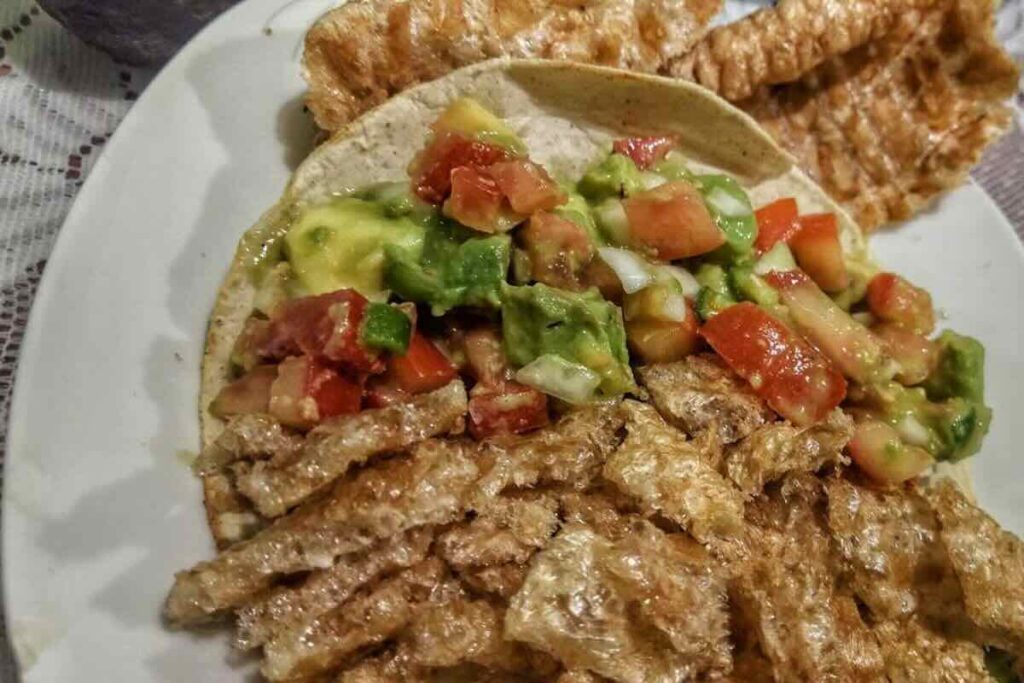 El taco placero es una receta mexicana donde el chicharrón de cerdo es protagonista.