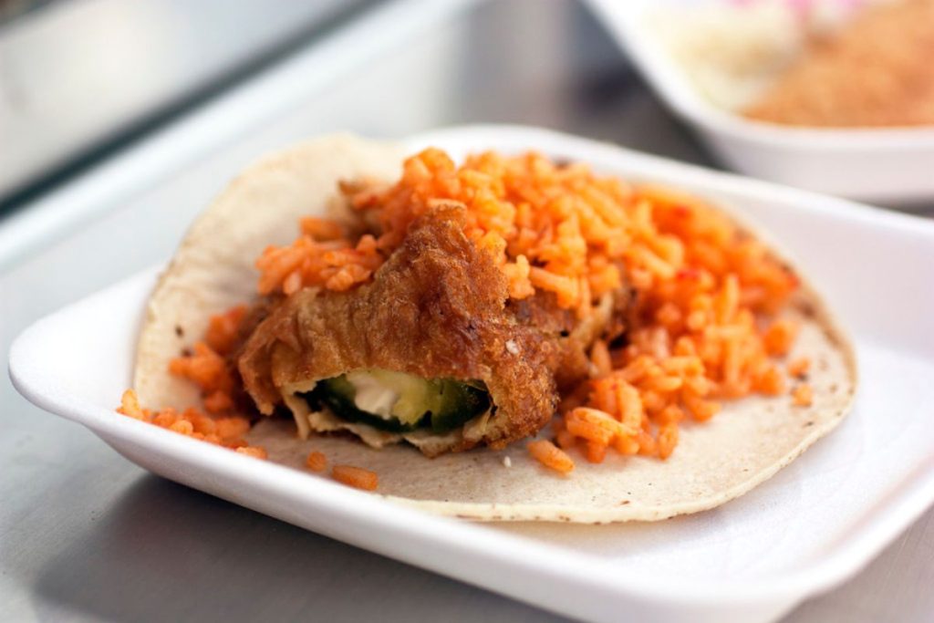 Los tacos de colores son un platillo típico de la comida callejera en Aguascalientes.