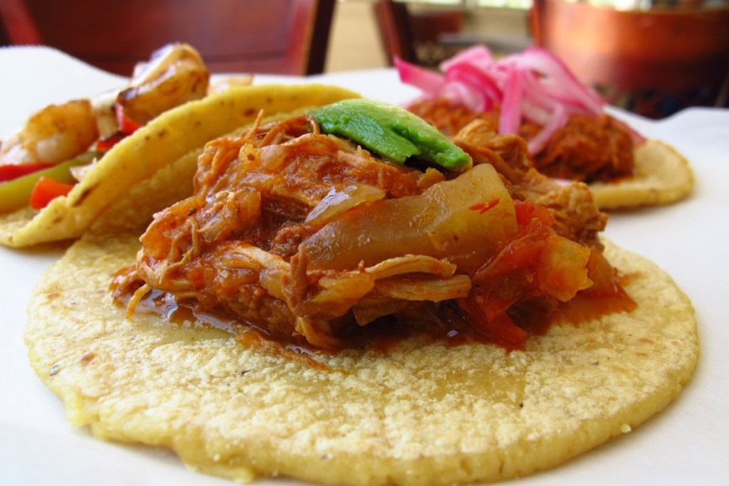 Los tacos de colores son un platillo típico de la comida callejera en Aguascalientes.