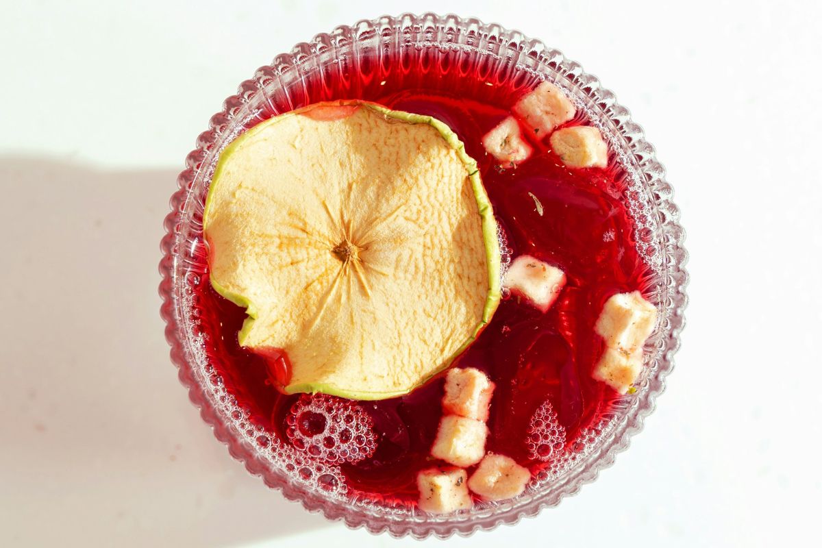 Té de jamaica con manzana. Foto de Pexels.