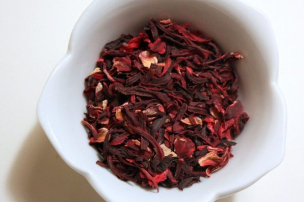 El té de jamaica es una bebida natural que se puede tomar fría o caliente.