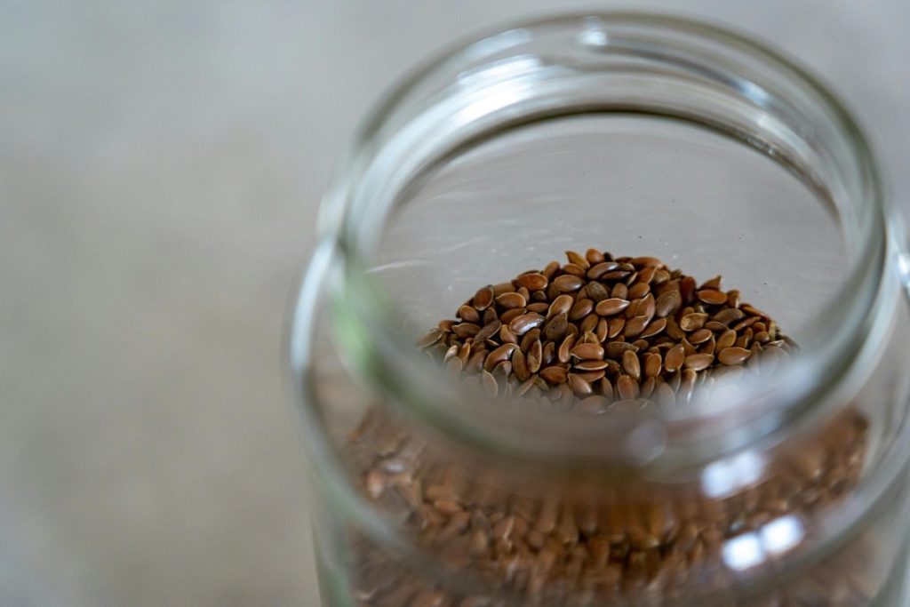 El aceite de linaza es una opción saludable para cocinar en casa.