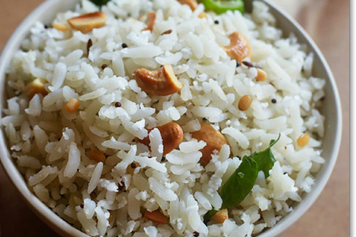 Bowl de arroz al vapor con nueces. Foto de Pexels.