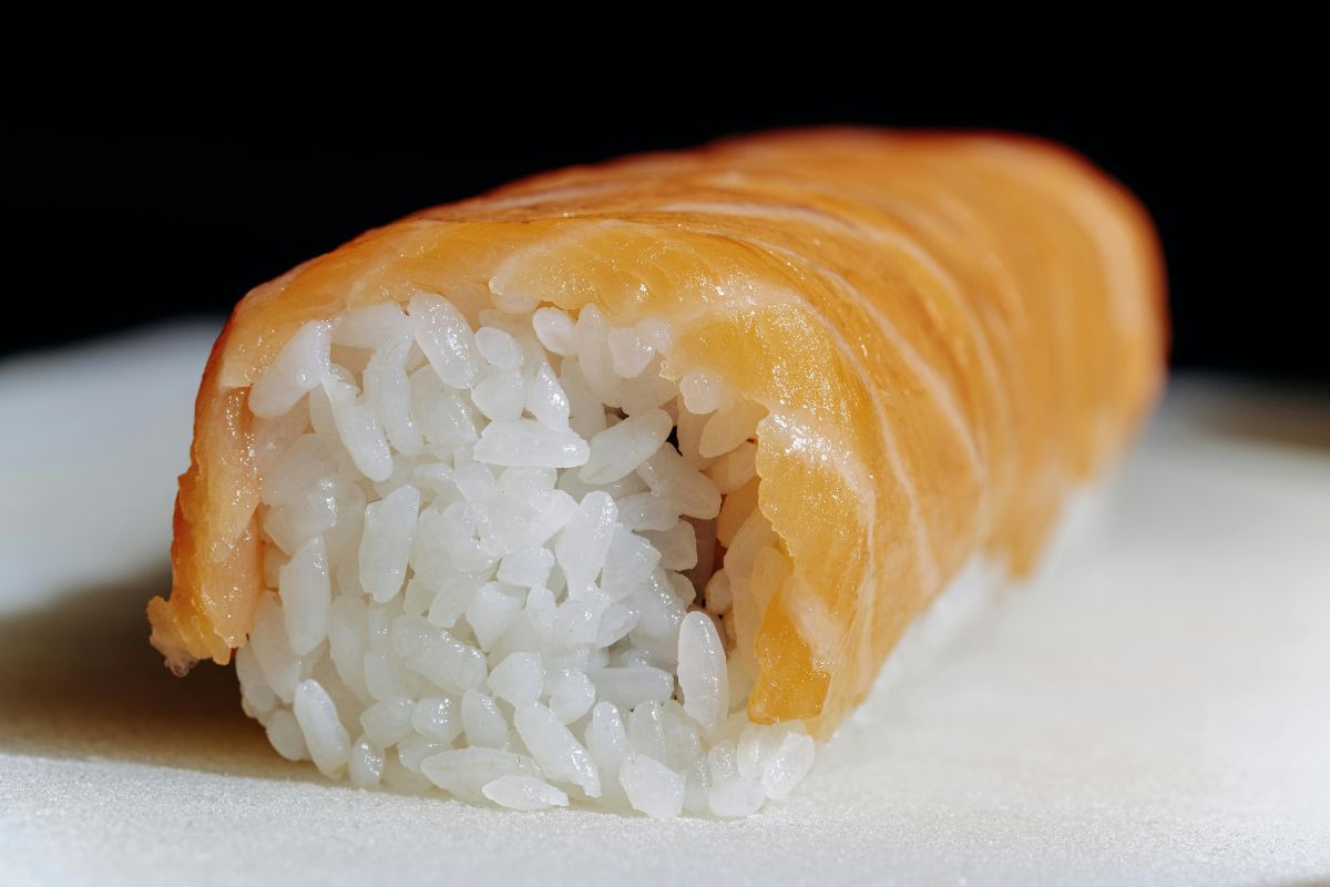 Rollo de salmón ahumado con arroz al vapor. Foto de Pexels.