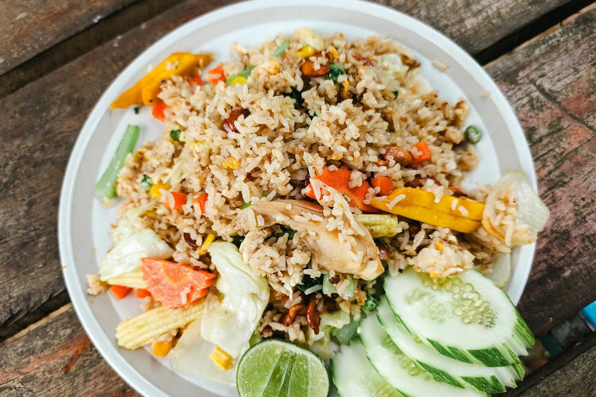Bowl de arroz integral con pollo y vegetales. Foto de Pexels.