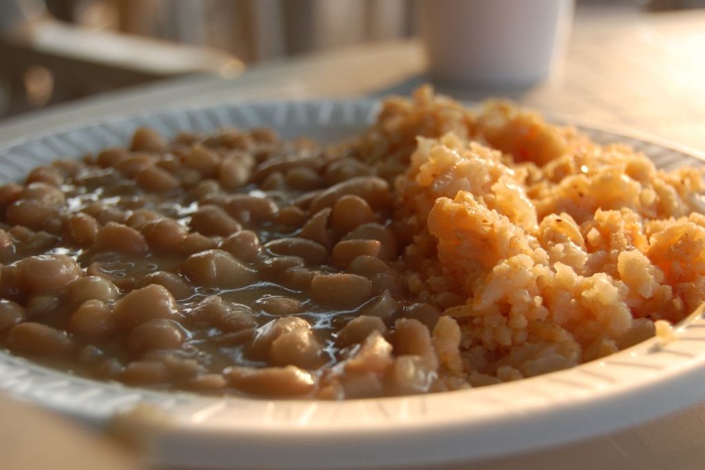 El arroz rojo es una receta tradicional en México para acompañar los guisados.