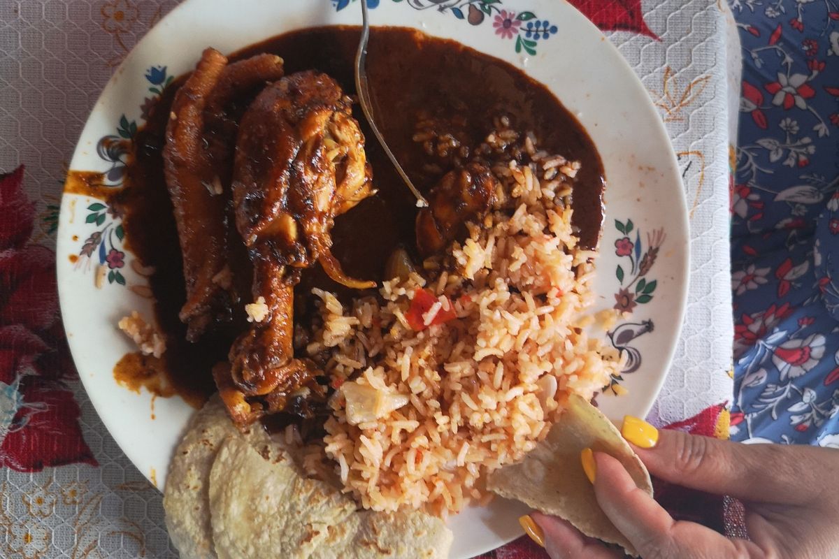 Mole rojo con arroz. Foto de Flickr.