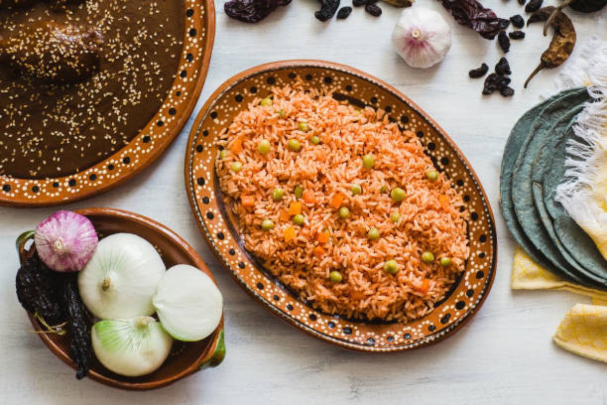 Arroz para compartir al centro. Foto de Pexels.