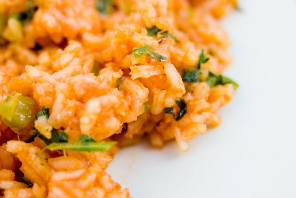 Arroz rojo: la guarnición por excelencia para los guisados en México