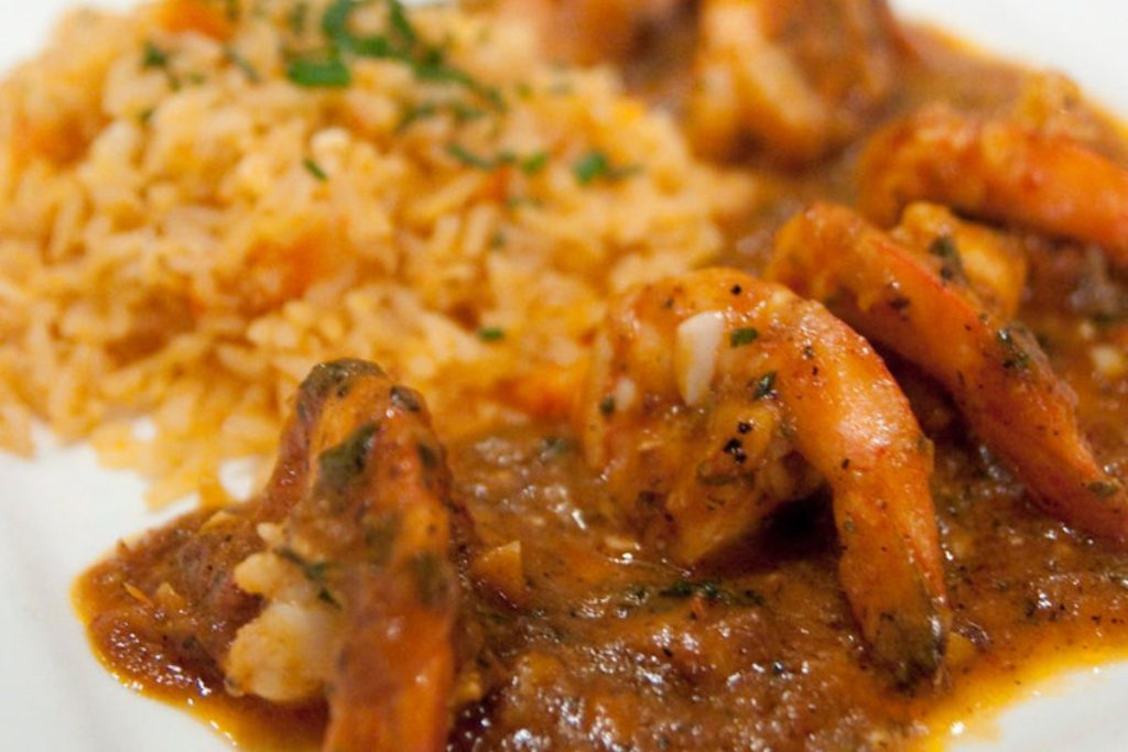 El arroz rojo es una receta tradicional en México para acompañar los guisados.