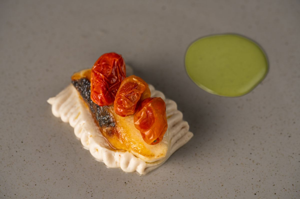 Totoaba rostizada con berenjena quemada, tomates y pesto de hojas, foto proporcionada por el hotel