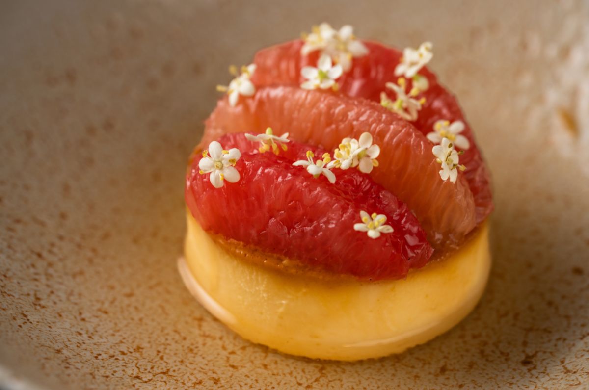 Flan de damiana, toronja y flor de saúco, foto proporcionada por el hotel