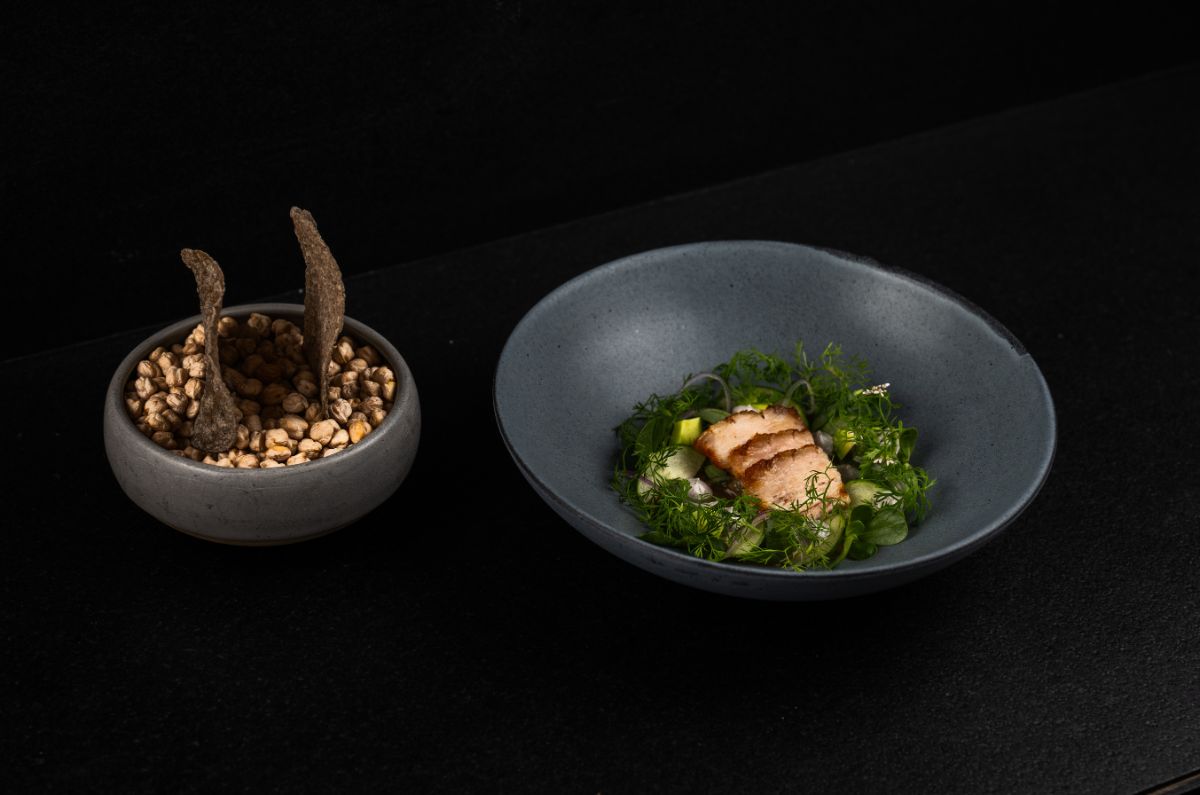 Ceviche de papada con cebolla morada, pepino persa, mayonesa negra, aguacate y cilantro, foto proporcionada por el hotel